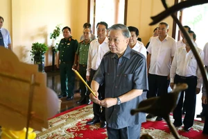 Chủ tịch nước Tô Lâm dâng hương tưởng nhớ Thủ tướng Võ Văn Kiệt và Chủ tịch Hội đồng Bộ trưởng Phạm Hùng
