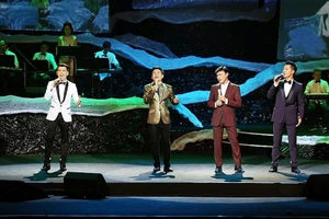 4 giọng ca nam chính trên sân khấu liveshow Cung đàn xưa