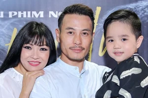 Phương Thanh cùng bạn diễn Trương Thanh Long và bé Gia Bảo trong phim