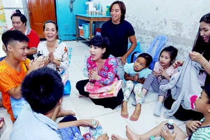 Niềm hạnh phúc của các em nhỏ trong chuyến từ thiện của Việt Hương