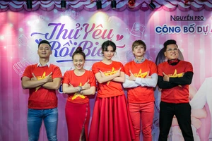 Cả đoàn phim diện sắc đỏ cổ vũ U23 Việt Nam