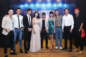 Lê Huỳnh Đức (áo trắng, thứ 2 từ phải qua) cùng dàn diễn viên trong phim