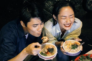 Cặp đôi “Sài Gòn trong cơn mưa” chụp ảnh “check in” khắp thành phố