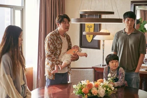 Vừa thắng giải tại LHP Cannes, “Người môi giới” của điện ảnh Hàn ra mắt khán giả Việt