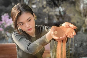 Đạo diễn Nhâm Minh Hiền làm phim tôn vinh nghề làm tranh cát 