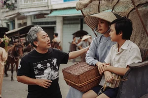 Đạo diễn Nguyễn Quang Dũng hướng dẫn Hạo Khang trên phim trường