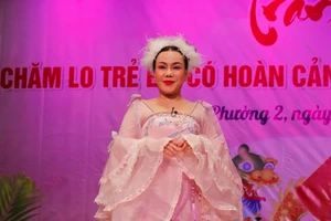 Việt Hương tổ chức Trung thu cho 600 em nhỏ; 2 ngày 1 đêm trở lại; ca sĩ mặt nạ tăng sức nóng