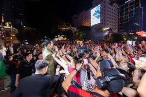 Hơn 1.000 khán giả nghe Lý Hải hát trên phố đi bộ Nguyễn Huệ