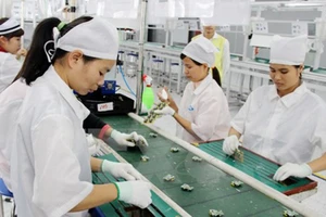 Sản xuất phụ kiện điện thoại di động tại một doanh nghiệp 100% vốn Hàn Quốc tại Thái Nguyên. (Nguồn: TTXVN)