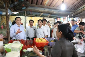 Ông Huỳnh Đức Thơ, Chủ tịch UBND TP Đà Nẵng xuống tận chợ lắng nghe ý kiến của tiểu thương Ảnh: NGUYÊN KHÔI