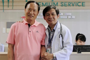 Bác sĩ Đặng Công Hoàng và ông Choi H.S sau khi được cứu sống Ảnh: NGUYÊN KHÔI