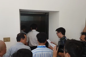 Các phóng viên bị ngăn không cho vào thang máy để vào dự cuộc họp. Ảnh: NGUYÊN KHÔI