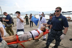 Nhân viên Y tế của TP Đà Nẵng và Hải quân Hoa Kỳ tiến hành cấp cứu nạn nhân Ảnh: NGUYÊN KHÔI