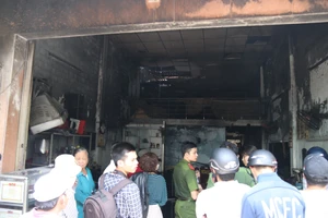 Ngôi nhà số 39 Nguyễn Thị Thập bị lửa thiêu rụi Ảnh: NGUYÊN KHÔI