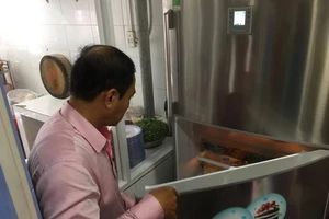 Chi cục Vệ sinh An toàn thực phẩm TP Đà Nẵng kiểm tra quán cơm gà B.B. Ảnh: NGUYÊN KHÔI