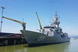 Tàu HMAS Ballarat cập cảng Tiên Sa 