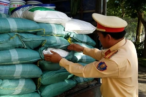 CSGT bắt giữ 1 tấn bột ngọt không hoá đơn, chứng từ Ảnh: ĐỨC LÂM