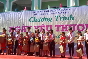 Các em học sinh các trường Trung tâm TP Đà Nẵng tặng quà cho các em học sinh ở các xã khó khăn của huyện Hoà Vang 