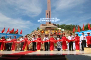 Cắt băng khánh thành công trình Nghĩa trang liệt sĩ xã Hòa Khương