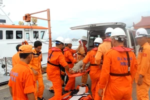 Ngư dân Hoàng Dương được tàu SAR 412 cứu nạn thành công, đưa về Đà Nẵng cấp cứu kịp thời 