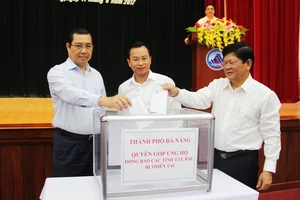 Lãnh đạo TP Đà Nẵng quyên góp ủng hộ đồng bào bị lũ quét ở các tỉnh miền núi phía Bắc 