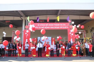Lãnh đạo TP Đà Nẵng và lãnh đạo Coca-Cola cắt băng khánh thành gói đầu tư mở rộng 300 triệu USD tại Việt Nam giai đoạn 2013-2016.