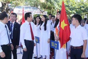 Bí thư Thành ủy TP Đà Nẵng Nguyễn Xuân Anh thăm hỏi, động viên học sinh Trường THPT Nguyễn Trãi trong buổi lễ khai giảng 