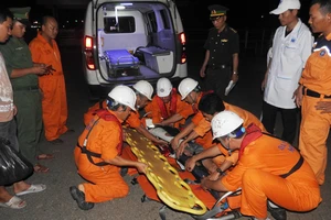 Ngư dân Bùi Đình Linh được tàu SAR 412 đưa về đất liền cấp cứu kịp thời