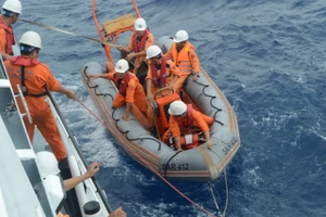 VIDEO: Vượt gió bão biển Đông cấp 12 cứu ngư dân gặp nạn 