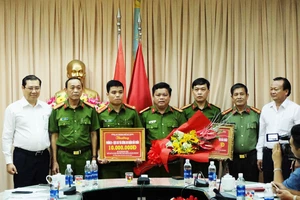Chủ tịch UBND TP Đà Nẵng Huỳnh Đức Thơ thưởng nóng cho Công an quận Hải Châu và Phòng 9 (C47 - Bộ Công an) 