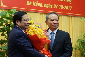 Đồng chí Phạm Minh Chính, Trưởng ban Tổ chức Trung ương, trao quyết định cho đồng chí Trương Quang Nghĩa (phải) sáng 7-10