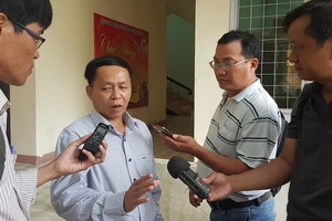 Ông Nguyễn Văn Văn, Phó Giám đốc Sở Y tế Quảng Nam trả lời phỏng vấn báo chí về công tác khoanh vùng, dập dịch bạch hầu tại Nam Trà My