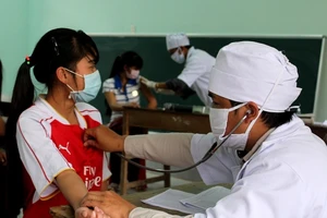 Tiêm ngừa vắc xin ngừa bạch hầu cho học sinh miền núi Quảng Nam 
