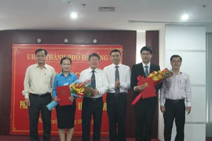 Ông Hồ Kỳ Minh, Phó Chủ tịch UBND TP Đà Nẵng trao quyết định bổ nhiệm 2 Phó Giám đốc Sở TTTT 