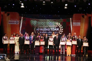 20 thầy cô giáo thuộc thành phố Đà Nẵng vinh dự được nhận giải thưởng Võ trường Toản lần thứ nhất tại Đà Nẵng, năm 2016