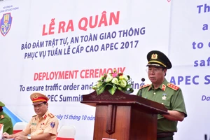 Thượng tướng Bùi Văn Nam, Ủy viên Trung ương Đảng, Thứ trưởng Bộ Công an, Trưởng Tiểu ban ANTT APEC 2017 phát biểu tại buổi ra quân 