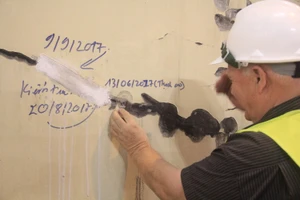 VIDEO: Hầm Hải Vân bị nứt hay bong tróc lớp sơn?