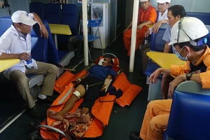 Nạn nhân được tàu SAR 412 đưa về đất liền Đà Nẵng cấp cứu kịp thời 