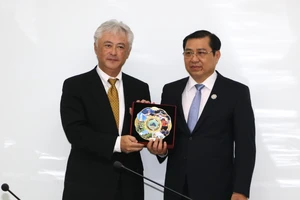 Chủ tịch UBND TP Đà Nẵng Huỳnh Đức Thơ tặng quà cho ông Masahiro Moriyasu, Tổng Giám đốc Mitsui & Co VIệt Nam 