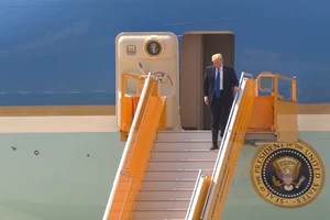 VIDEO: Tổng thống Donald Trump đến Đà Nẵng 