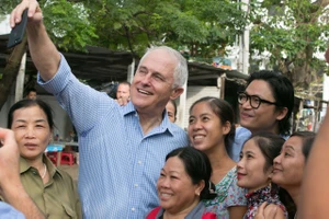 Thủ tướng Úc ra vỉa hè Đà Nẵng mua bánh mì ăn sáng và selfie cùng người dân 