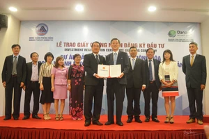 Lãnh đạo TP Đà Nẵng đã trao giấy chứng nhận đầu tư cho Công ty Yamota Sewing Machine MFG