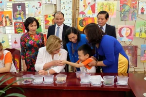Phu nhân Tổng thống Peru thăm hỏi các cháu được nuôi dưỡng tại Trung tâm
