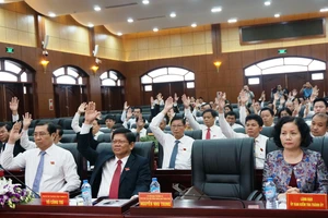 100% đại biểu biểu quyết đồng ý bãi nhiệm chức Chủ tịch HĐND TP Đà Nẵng đối với ông Nguyễn Xuân Anh 