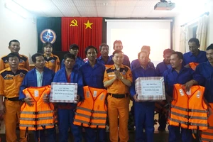 Trung tâm phối hợp tìm kiếm cứu nạn hàng hải khu vực II tặng áo phao cho các ngư dân tàu BĐ 95368 TS 