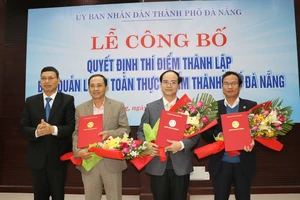 Ông Hồ Kỳ Minh, Phó Chủ tịch UBND TP Đà Nẵng trao quyết định bổ nhiệm nhân sự cho Ban quản lý An toàn thực phẩm thành phố Đà Nẵng 