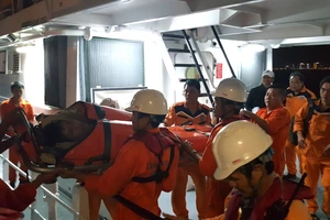 Các nhân viên tàu SAR 412 đưa nạn nhân về đến đất liền cấp cứu 