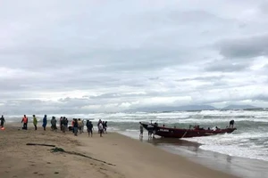Đồn Biên phòng Cửa Đại và người dân TP An tổ chức cứu kéo các tàu cá Đà Nẵng trôi dạt trên biển 