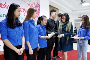 Ban tổ chức chương trình "Xuân yêu thương" của Trường Đại học Đông Á trao vé xe cho sinh viên nghèo về quê ăn tết 