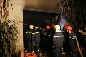 Lực lượng Cảnh sát PCCC nỗ lực dập tắt đám cháy 